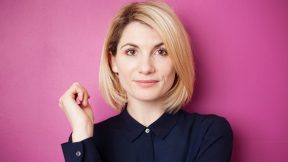 Jodie Whittaker: “O que mais gosto de fazer, mas sinto culpa? Beber meia garrafa de vinho todos os dias”