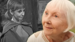 Duas imagens de Maureen O'Brien. À esquerda, em preto em branco, de 1965, caracterizada como Vicki. À direita, colorida, mostra O'Brien atualmente.
