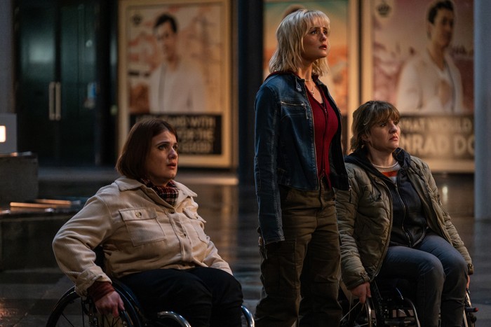 Shirley, Ruby e outra personagem na sarjeta, organizando a resistência contra o mundo de Conrad.