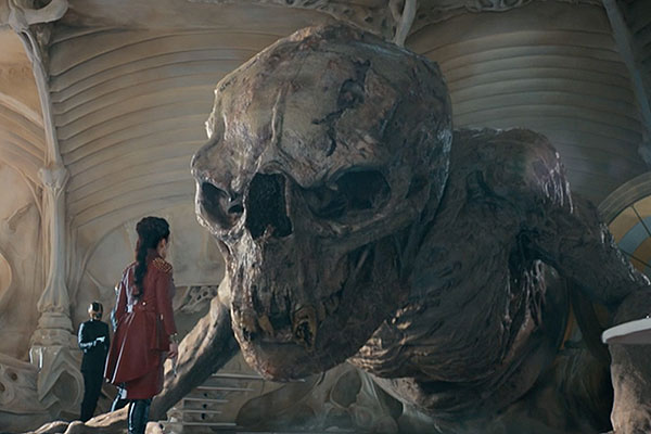 Rani encara Ômega, criatura gigante e mumificada.